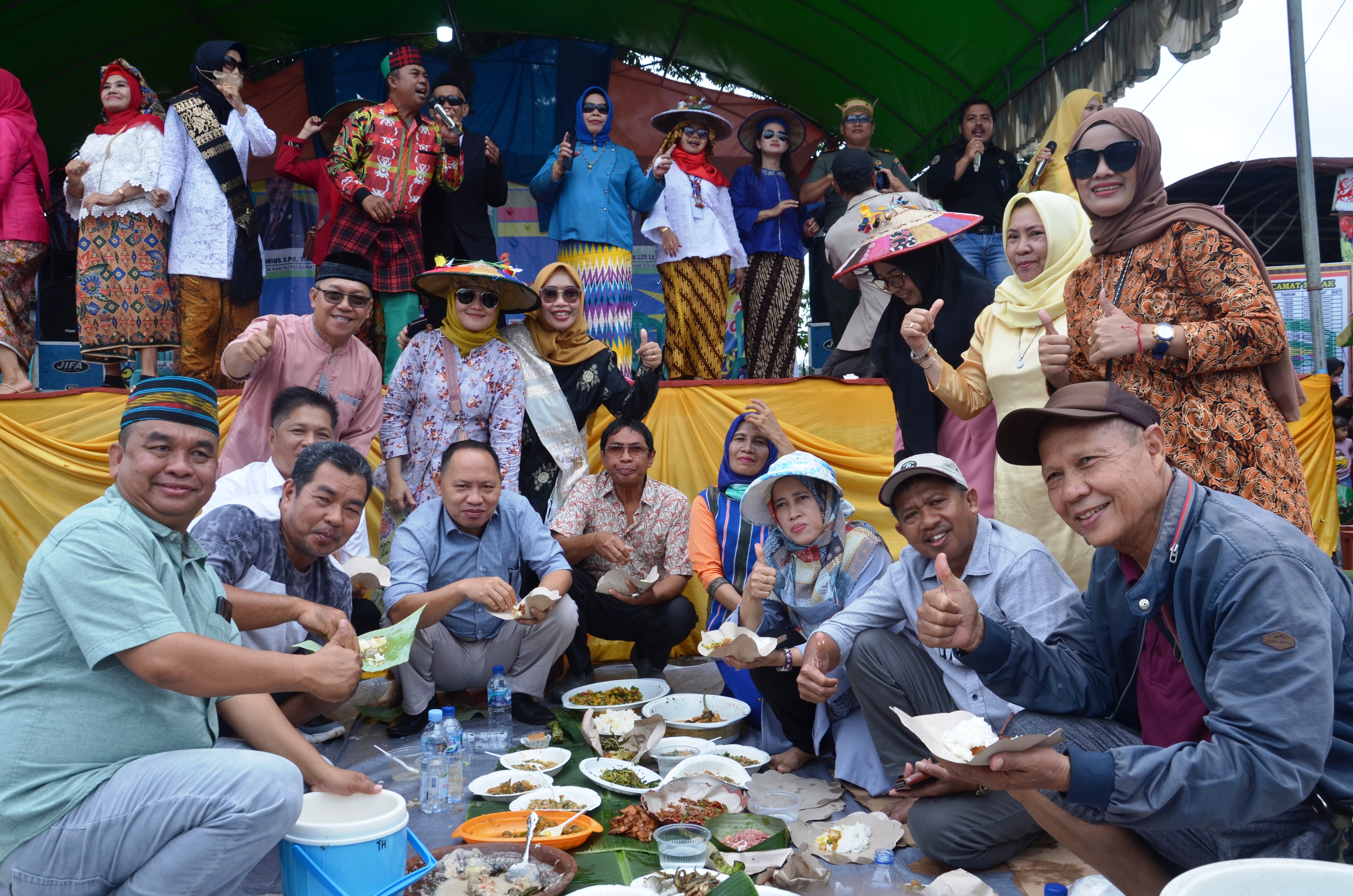 Pererat Silturahmi dan Meleburkan Strata Dalam Kebersamaan, Ribuan Masyarakat Makan â€œBekeroboq Beselaâ€